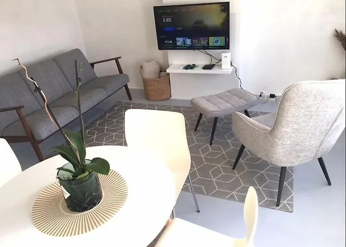 Ground Floor Apartment/wi-fi+free Parking *